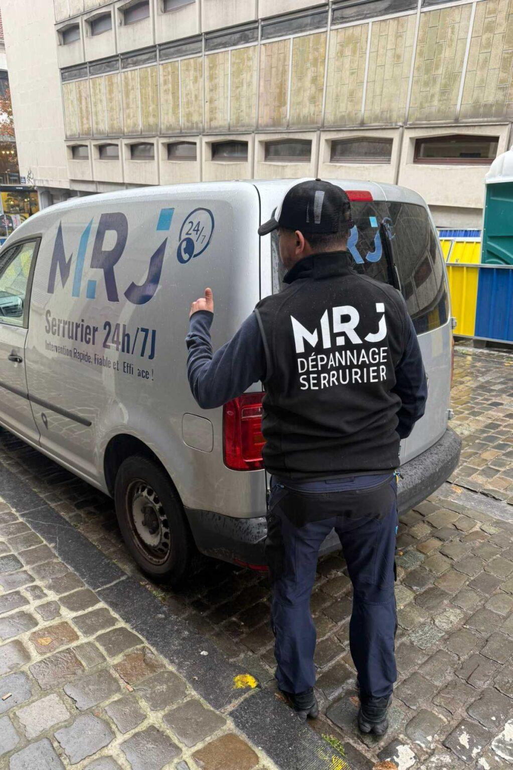 Serrurier Bruxelles Urgence MRJ 9 Serrurier MRJ – Portrait d’un technicien professionnel de l’équipe