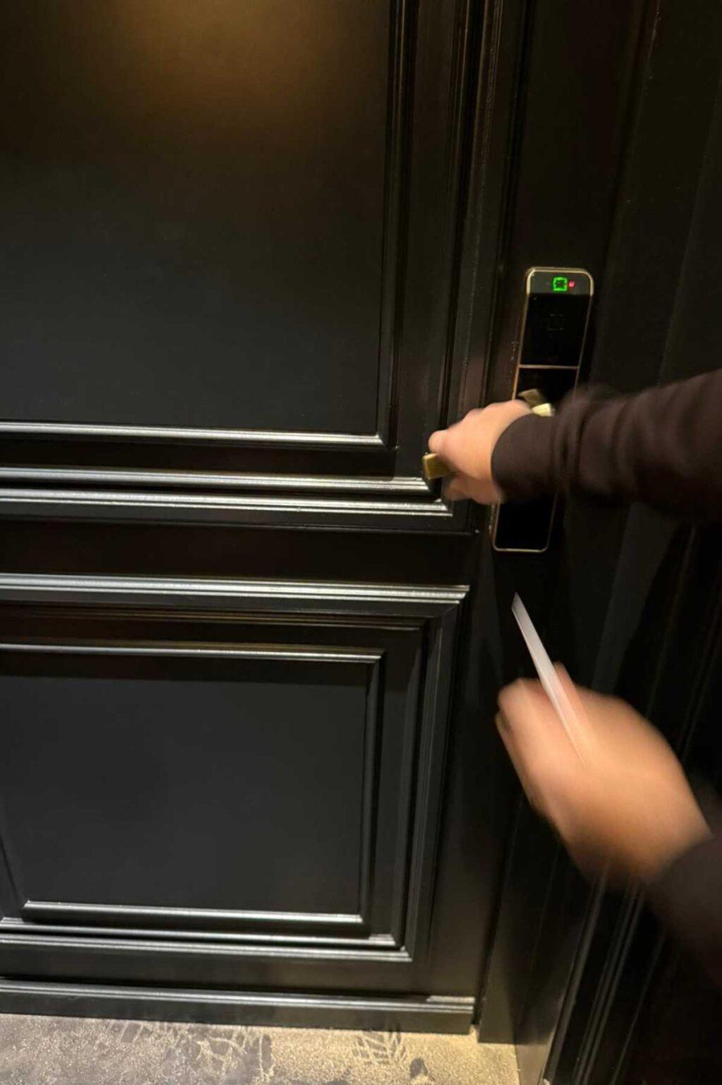 Serrurier Bruxelles Urgence MRJ 17 Serrurier MRJ posant un nouveau cylindre de sécurité