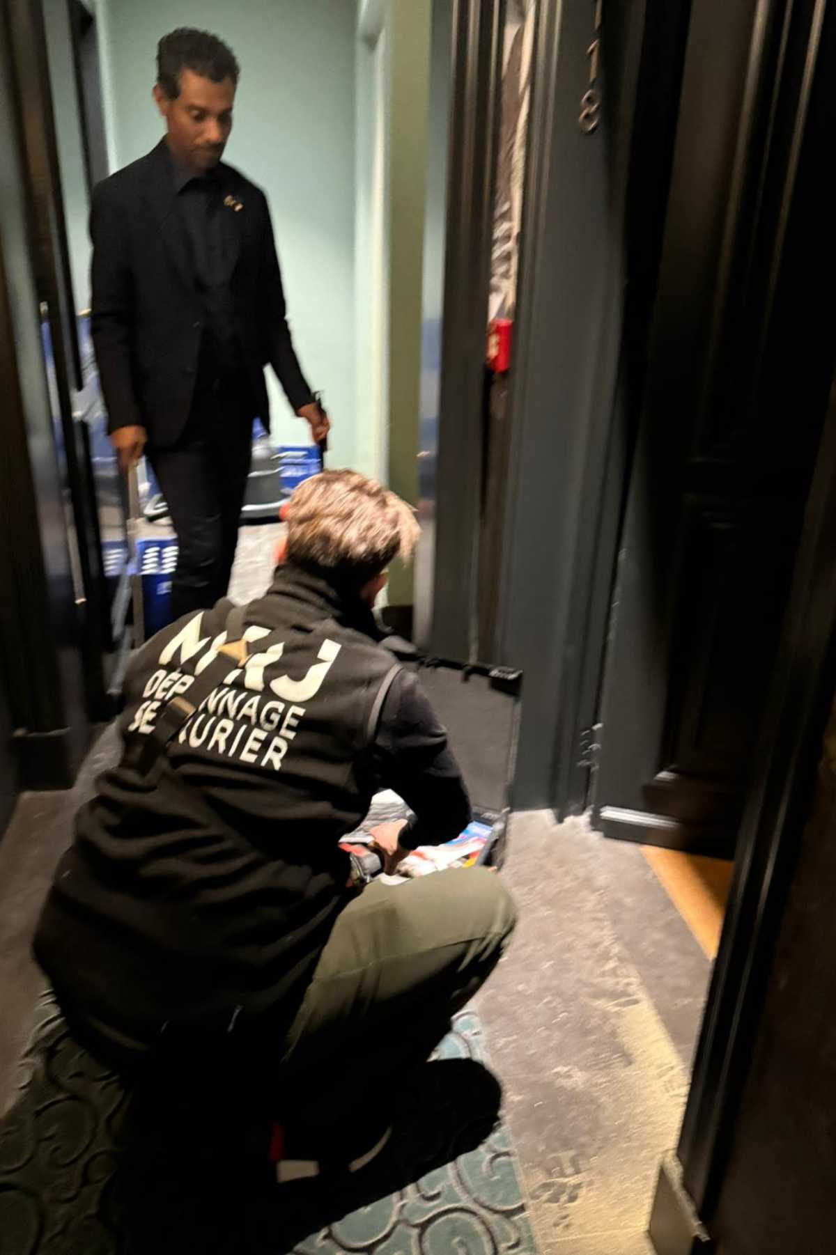 Membre de l’équipe MRJ en intervention sur une serrure à Bruxelles