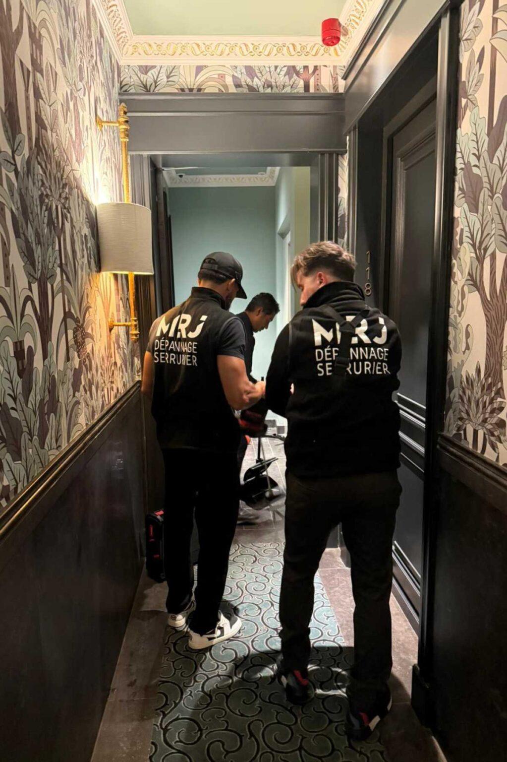 Serrurier Bruxelles Urgence MRJ 11 Équipe MRJ – Experts en serrurerie disponibles à Bruxelles et Brabant Wallon