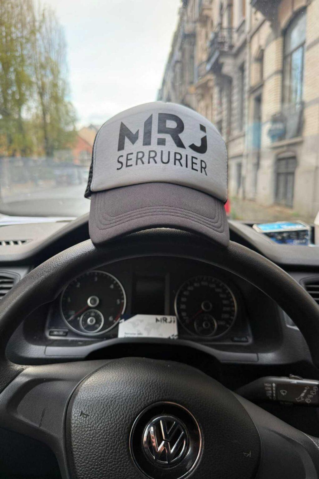 Serrurier Bruxelles Urgence MRJ 15 Technicien MRJ en déplacement pour une intervention d’urgence 24/7