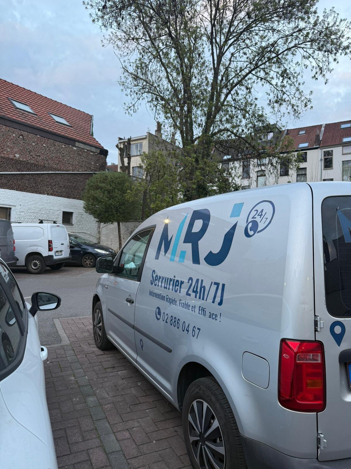 Serrurier MRJ en intervention pour ouverture de porte à Uccle